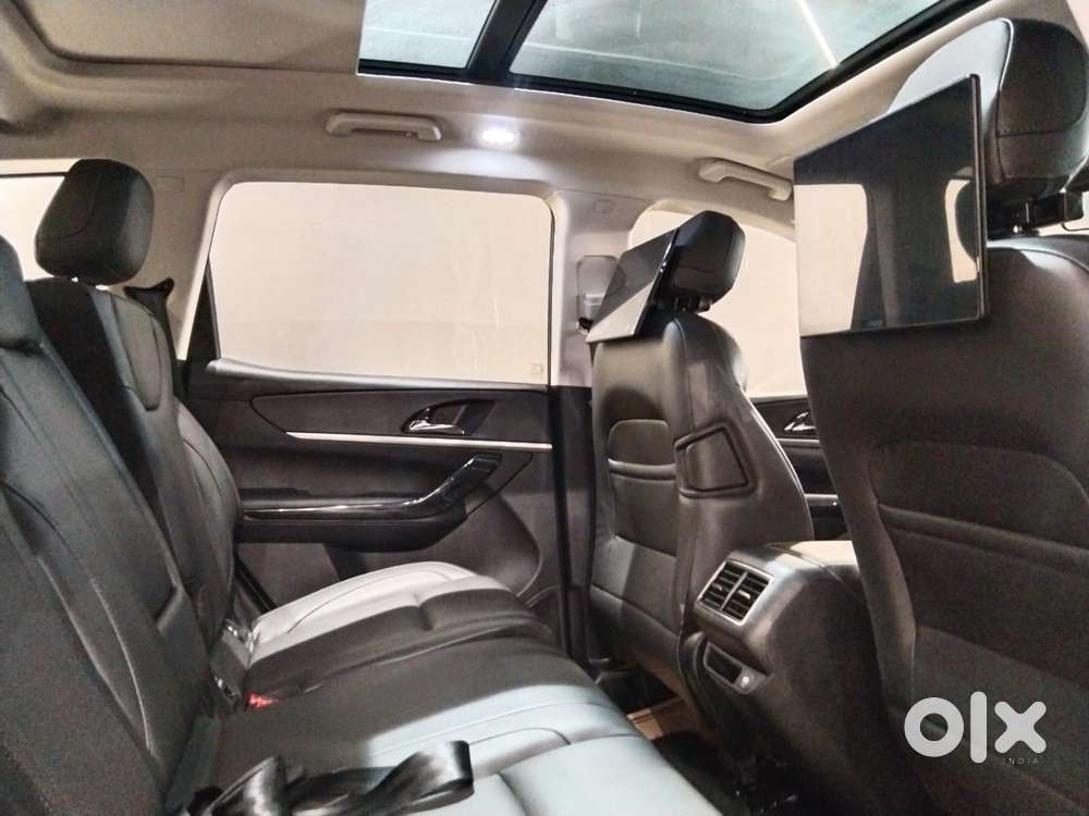 Mahindra Xuv700 2.0 Ax 7 Petrol At Luxury Pack Str, 2026, Petrol