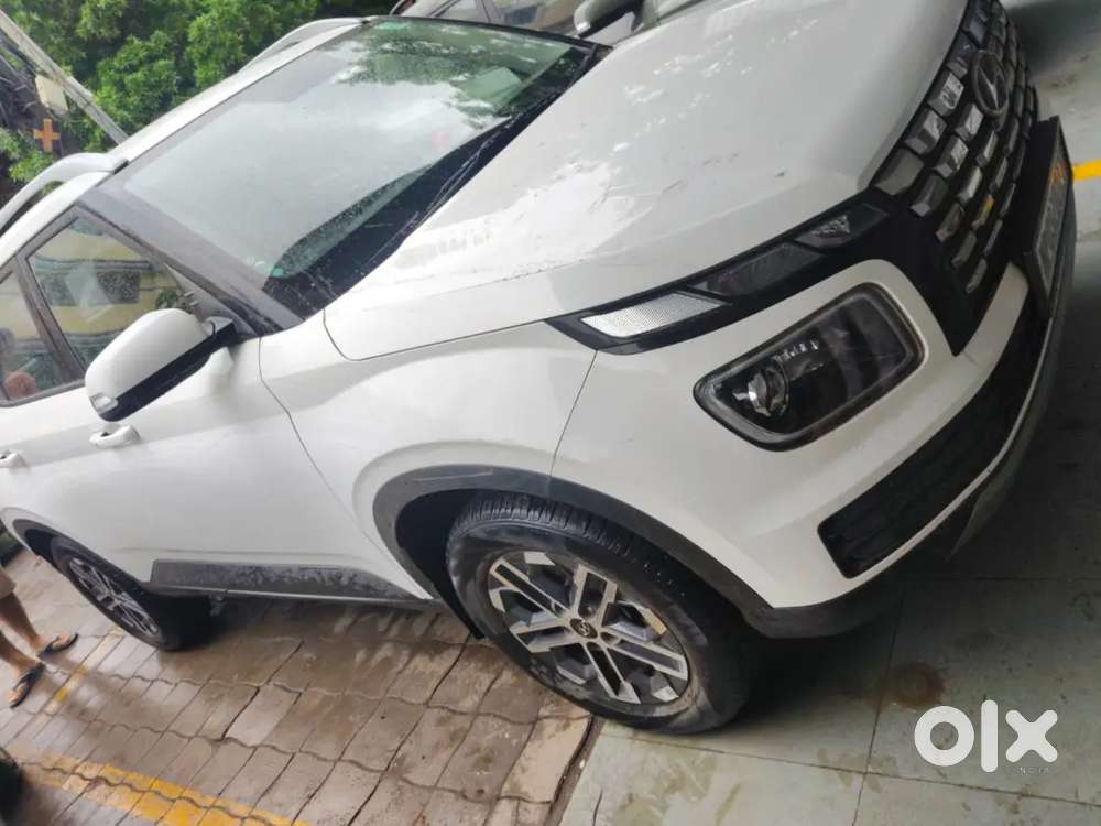 Hyundai Venue 1st Owner 2022 New Shape White Colour