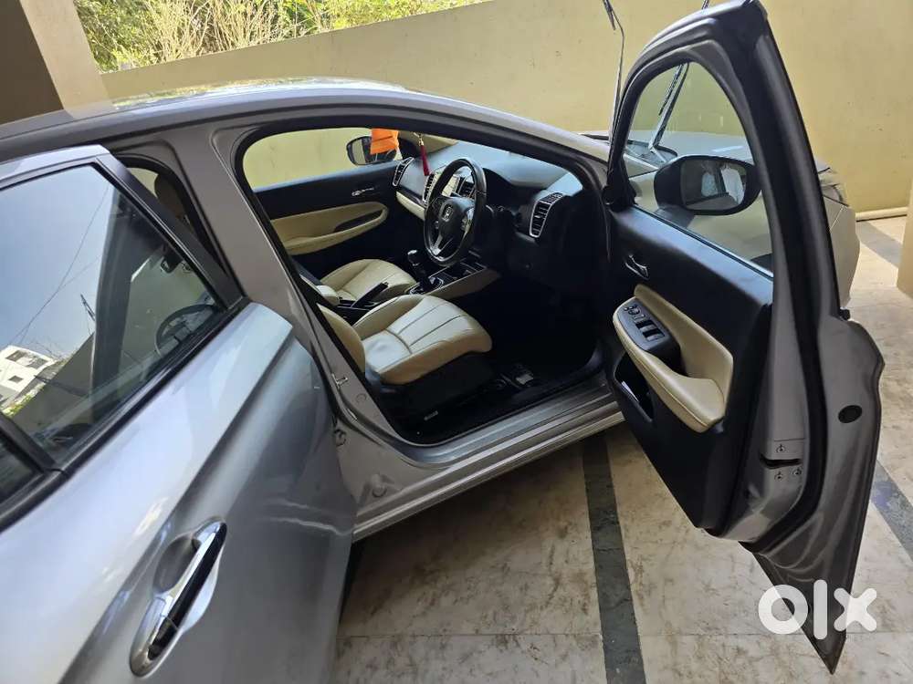 Single Handed Used Car , Dr's Car Clean Interior