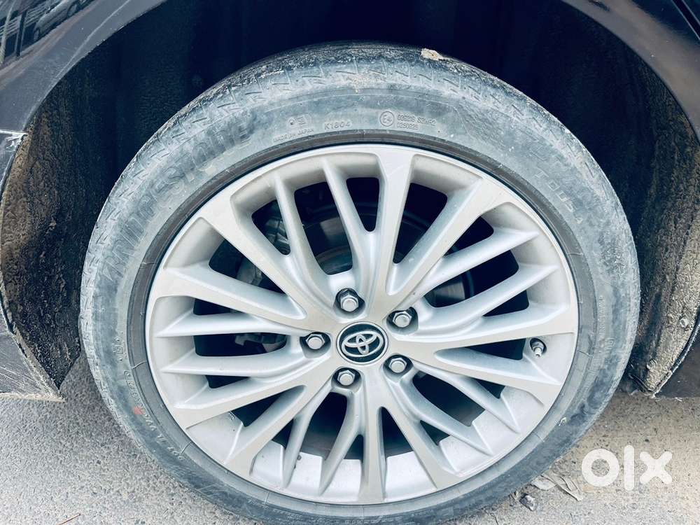 Toyota Camry Hybrid 2019 Km Driven