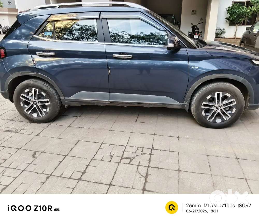 Hyundai Venue 2022 Petrol 23000 Km Driven, Imt, Sunroof
