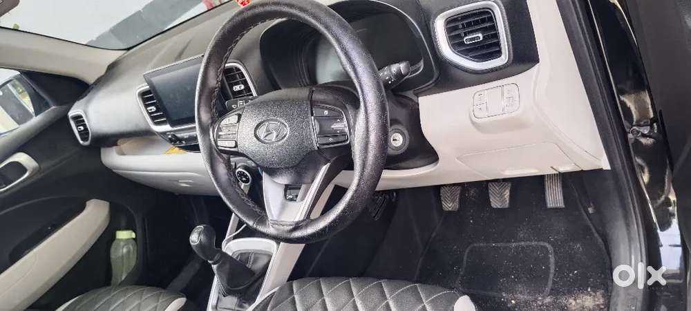Hyundai Venue2025 Petrol 13000 Km Driven