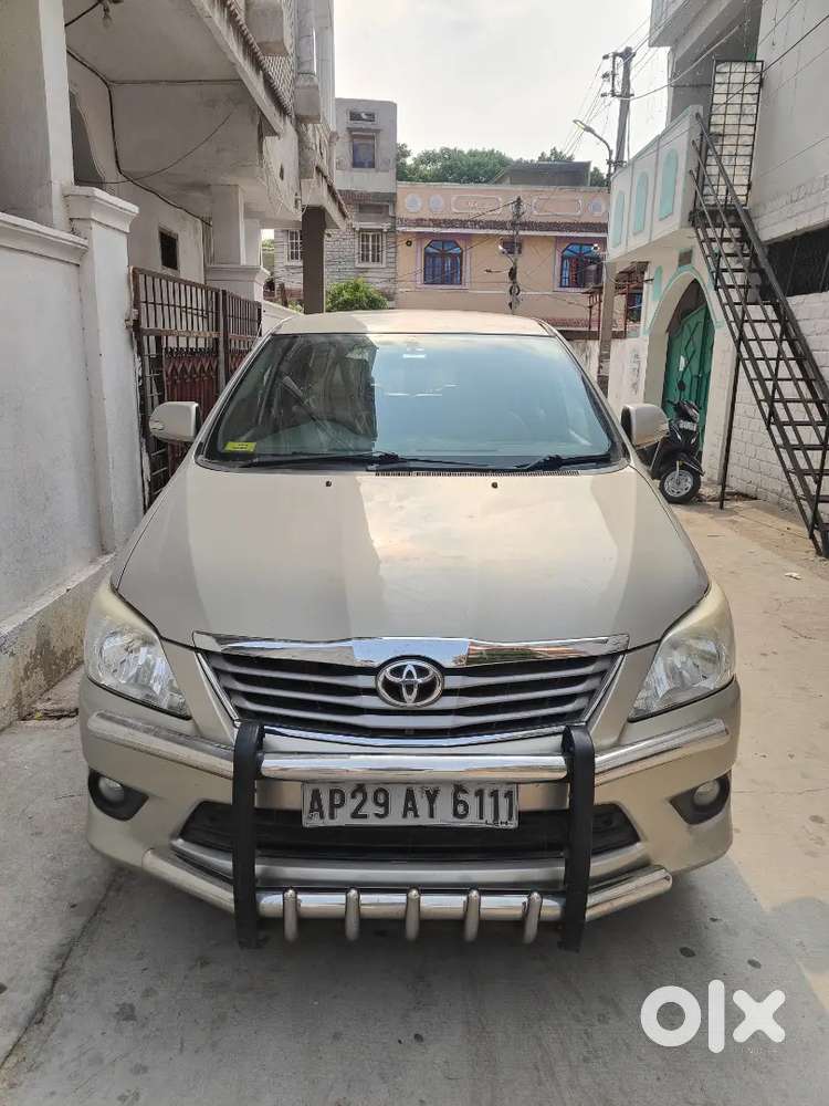 Toyota Innova 2.5v 7 Seater Gold Colour Complete Showroom Track