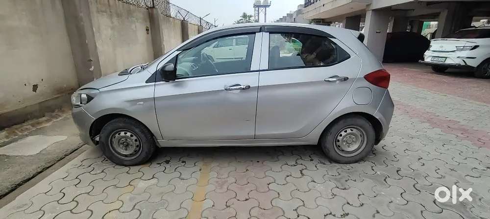 Tata Tiago 1.2 Revotron Xm, Petrol, Oct 19, Silver Colour