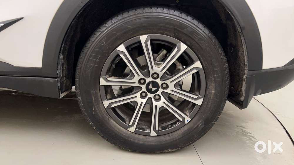 Mahindra Xuv700 2.2 Ax 7 Diesel Mt Luxury Pack Str, 2025, Diesel