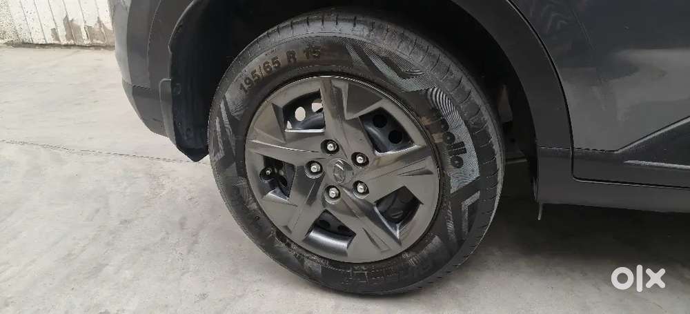 Hyundai Venue 2024 Petrol 19500 Km Driven