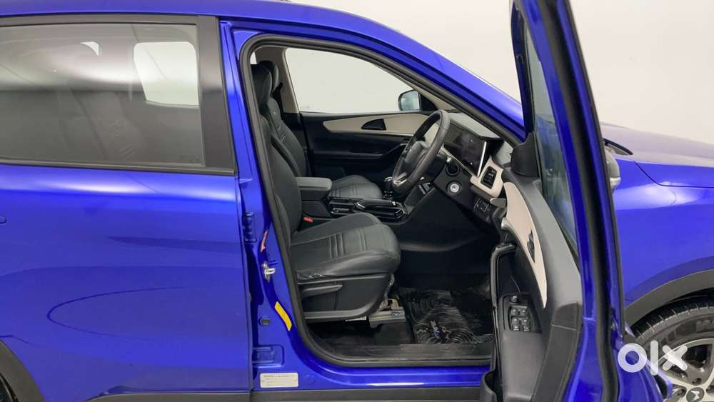 Mahindra Xuv700 2.0 Ax 5 Petrol Mt 7 Str, 2021, Petrol
