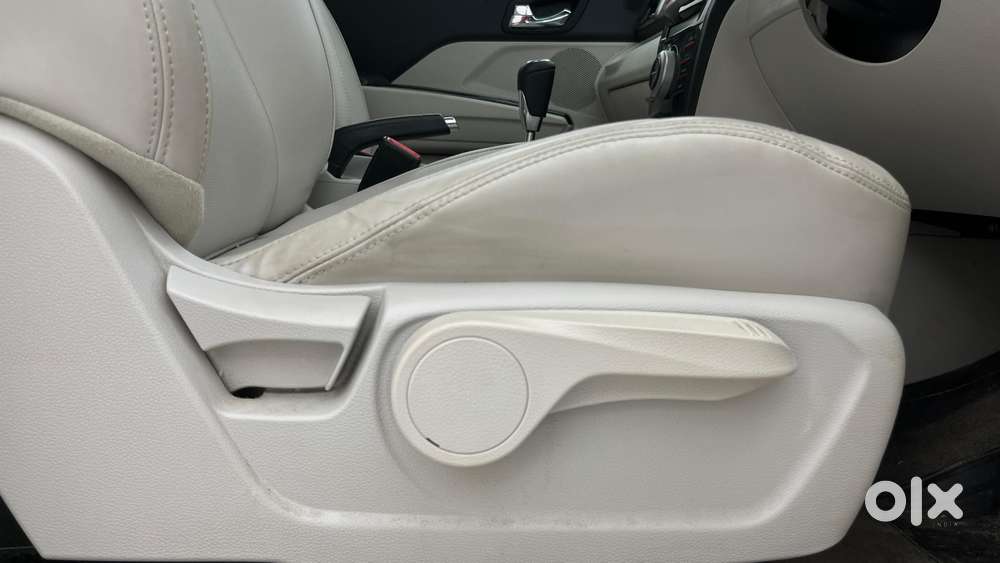 Mahindra Xuv300 1.2 W8 (o) Amt Petrol, 2023, Petrol
