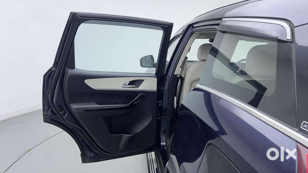 Mahindra Xuv700 2.0 Ax 7 Petrol At Str, 2022, Petrol