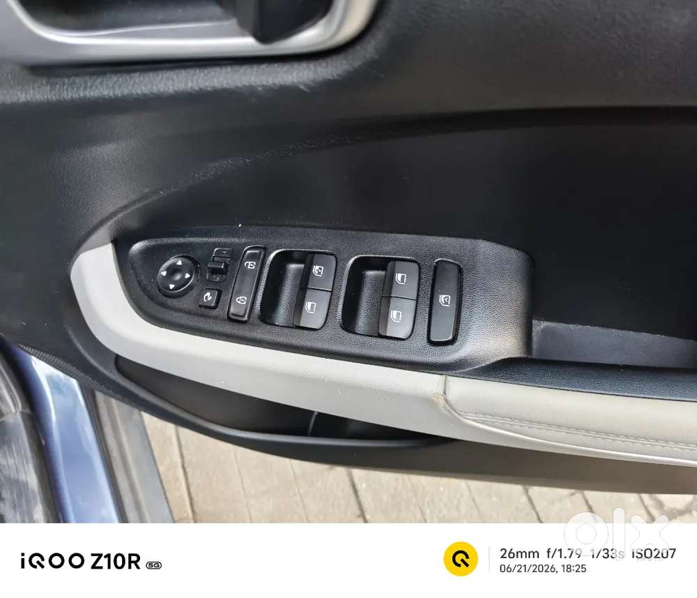 Hyundai Venue 2022 Petrol 23000 Km Driven, Imt, Sunroof