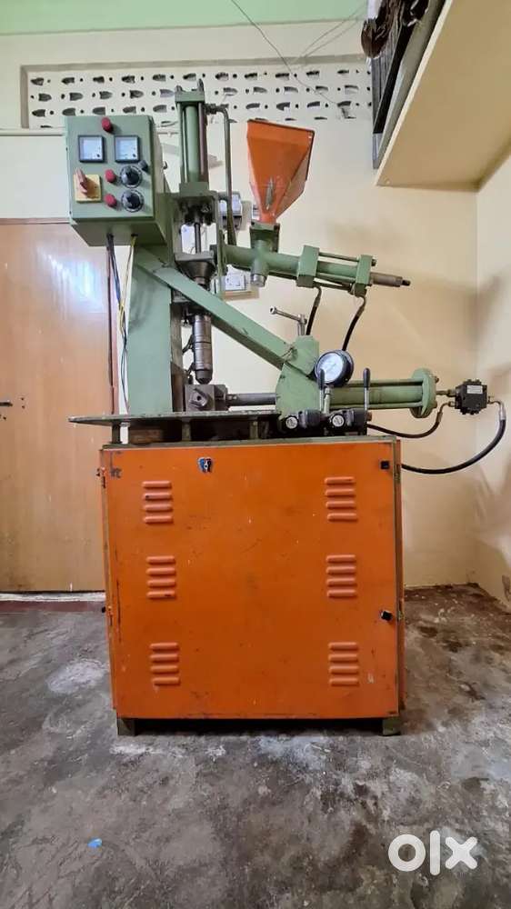 Plastic moulding machine