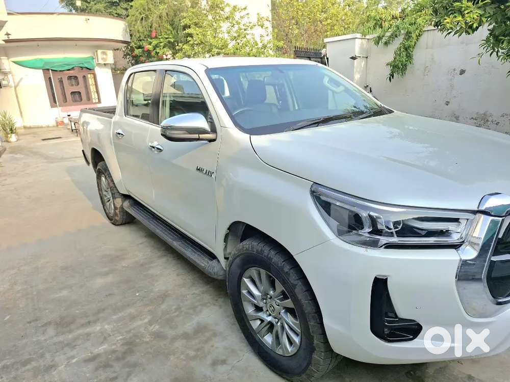 Toyota Hilux Black Edition 2025 4/4