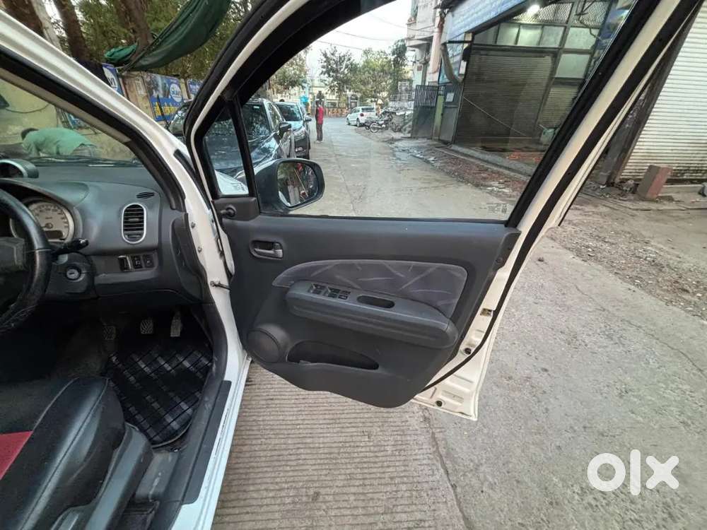 2030 तक रिनुअल हैं ,बीमा भी न्यू है ,गाड़ी बहुत बढ़िया हैं