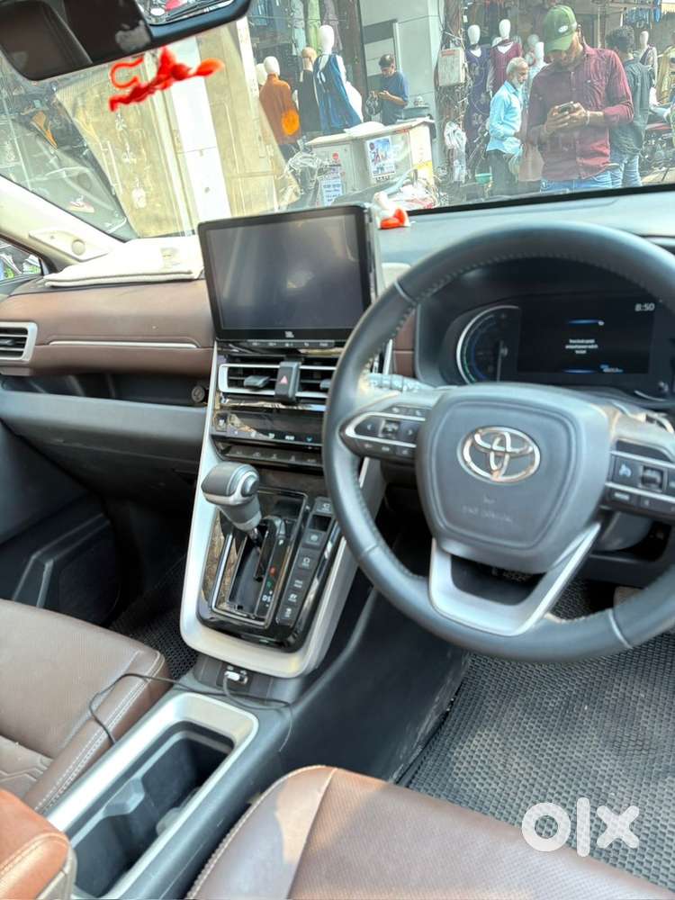 Toyota Innova Hycross 2024 Waiting