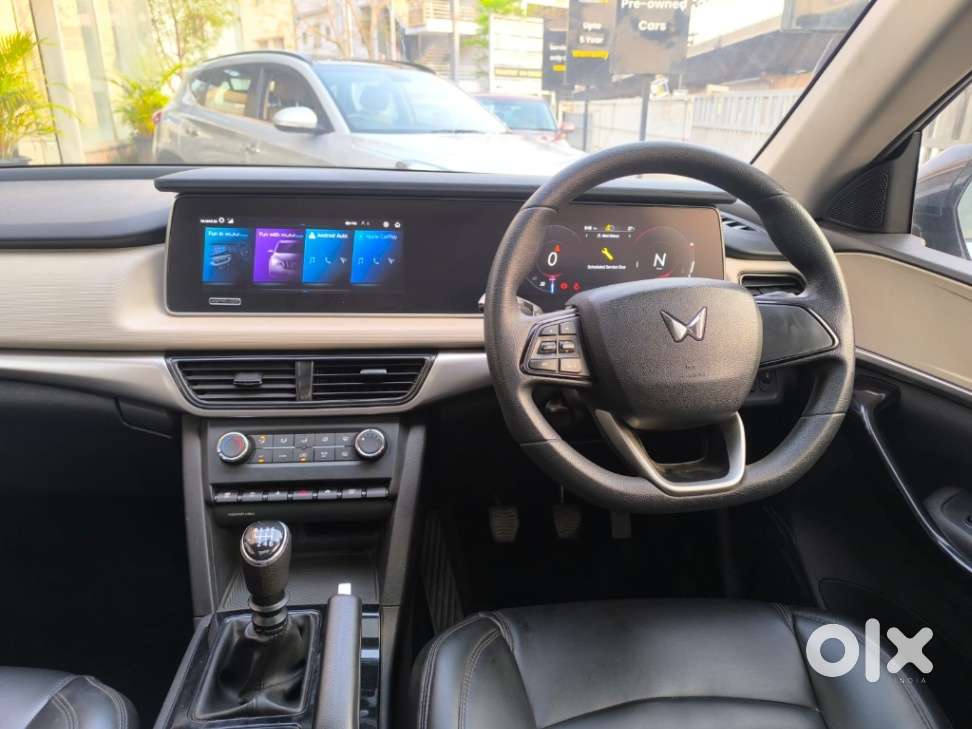 Mahindra Xuv700 2.0 Ax 5 Petrol Mt 7 Str, 2023, Petrol