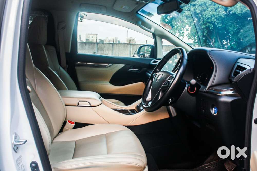 Toyota Vellfire 2.5 Executive Lounge, 2023, Petrol