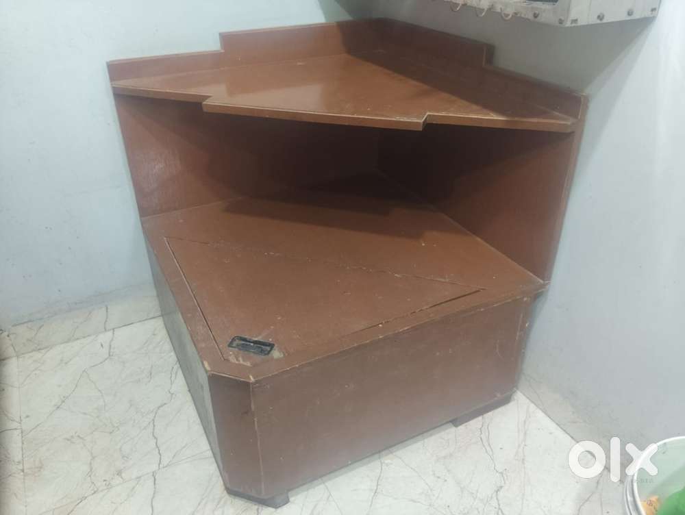CORNER WITH STORAGE AND COMPUTER TABLE