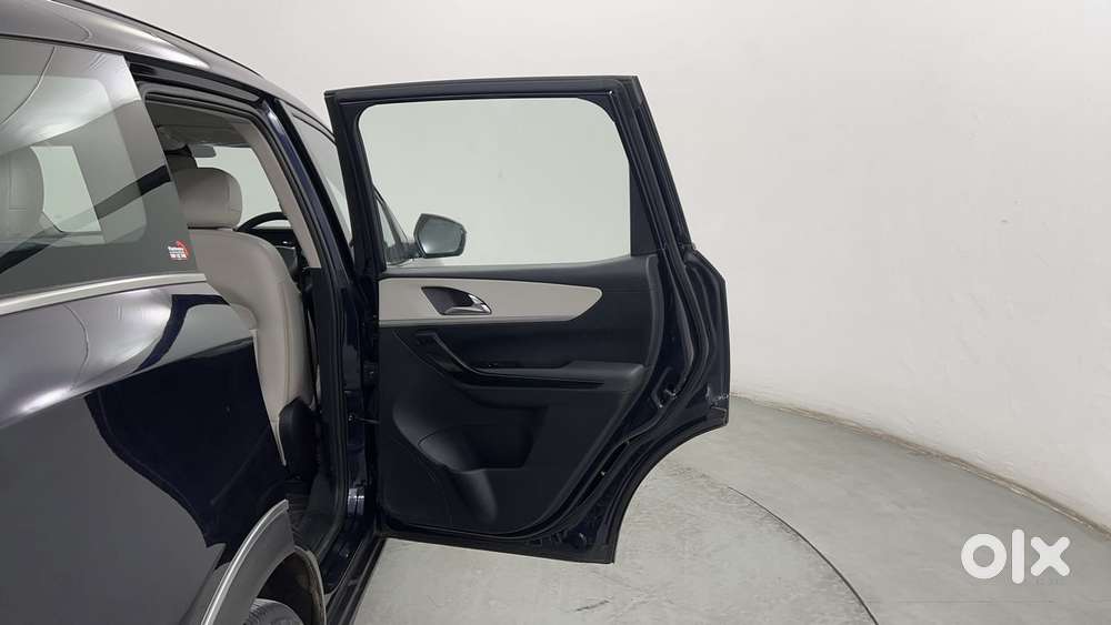 Mahindra Xuv700 2.0 Ax 7 Petrol At Str, 2021, Petrol