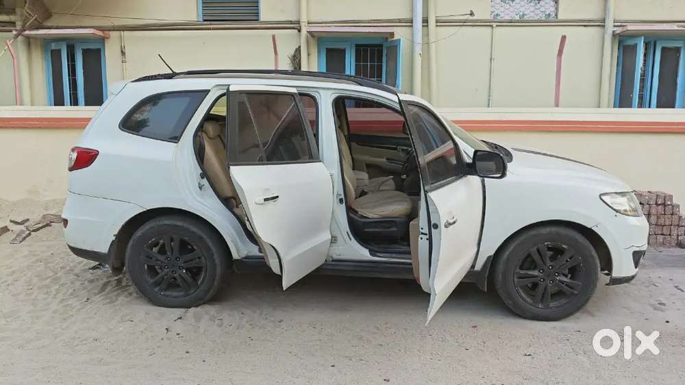Hyundai Santa Fe 2011 Diesel 139000 Km Driven.