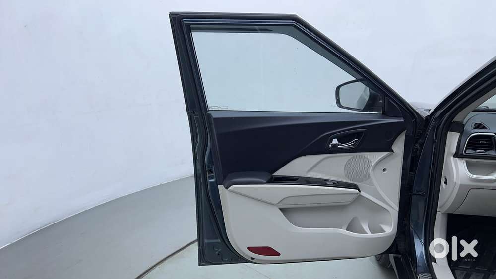 Mahindra Xuv300 W8 (o) 1.5 Diesel Amt, 2023, Diesel