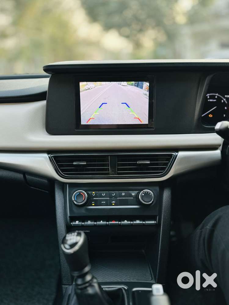 Mahindra Xuv700 2.0 Mx Petrol Mt 5 Str, 2023, Petrol