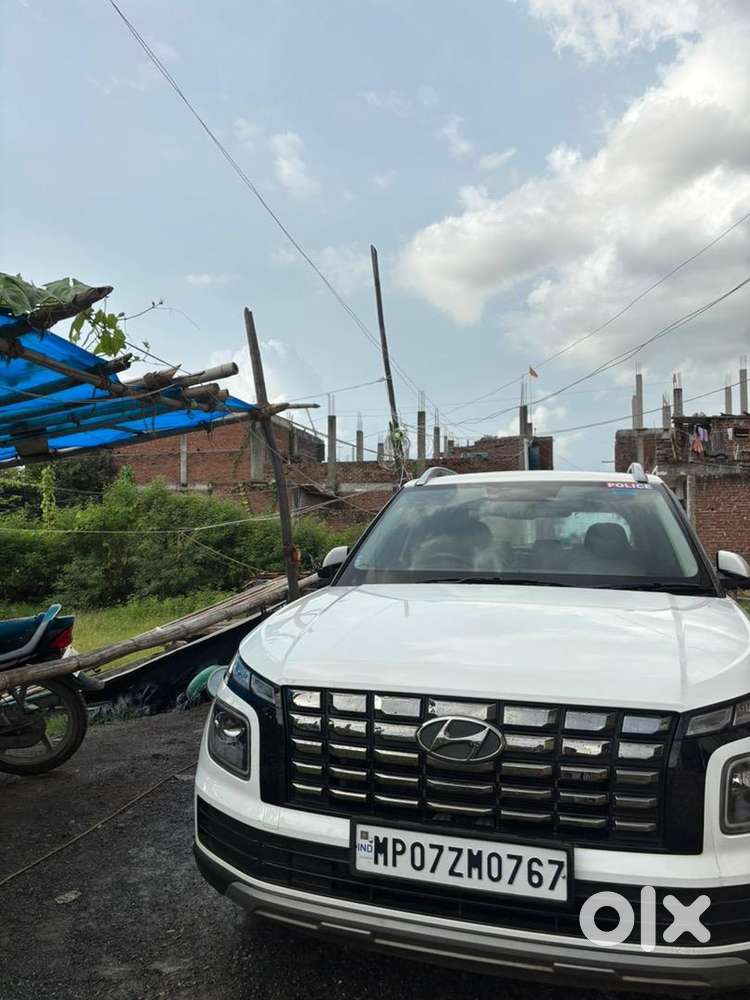 Hyundai Venue 2024 Petrol Well Maintained