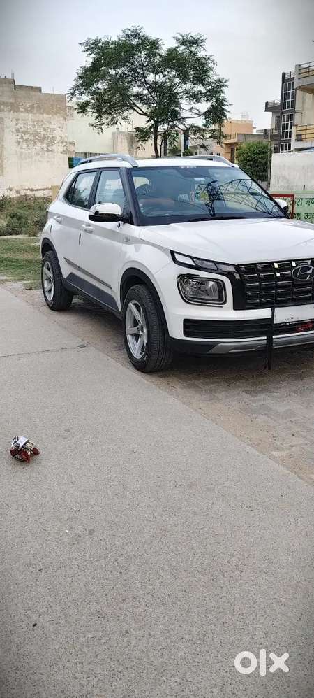 Hyundai Venue 2024 Petrol 9700 Km Driven