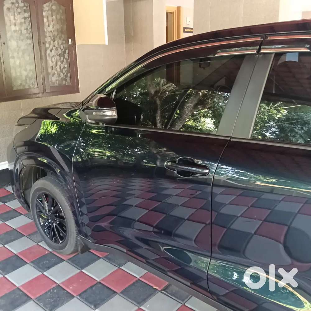 Toyota Innova Hycross 2.0 Petrol 2024