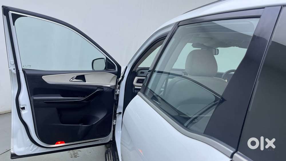Mahindra Xuv700 2.0 Ax 7 Petrol At Luxury Pack Str, 2022, Petrol