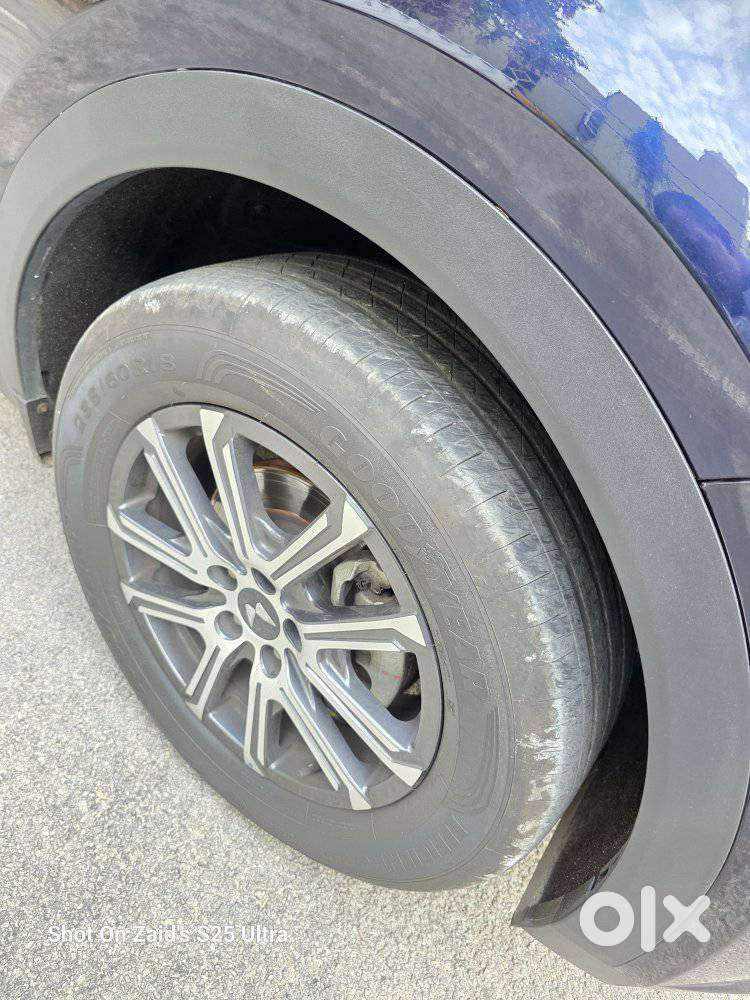 Mahindra Xuv700 2.0 Ax 7 Petrol Mt Str, 2025, Petrol