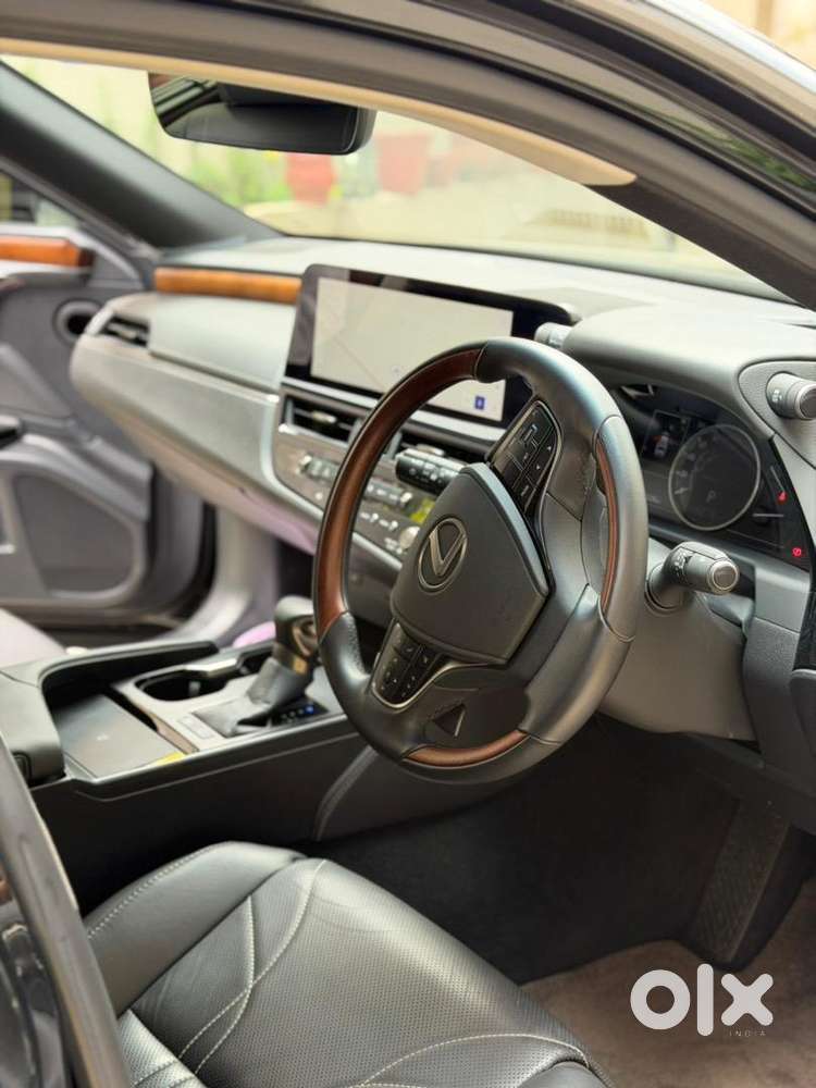 Lexus Es 2023 Petrol 14000 Km Driven