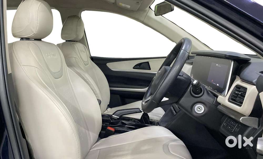 Mahindra Xuv700 2.0 Ax 3 Petrol Mt 5 Str, 2022, Petrol