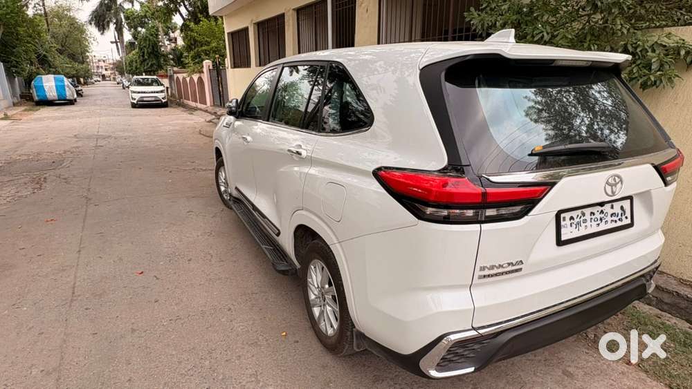 Toyota Innova Hycross Petrol 2026