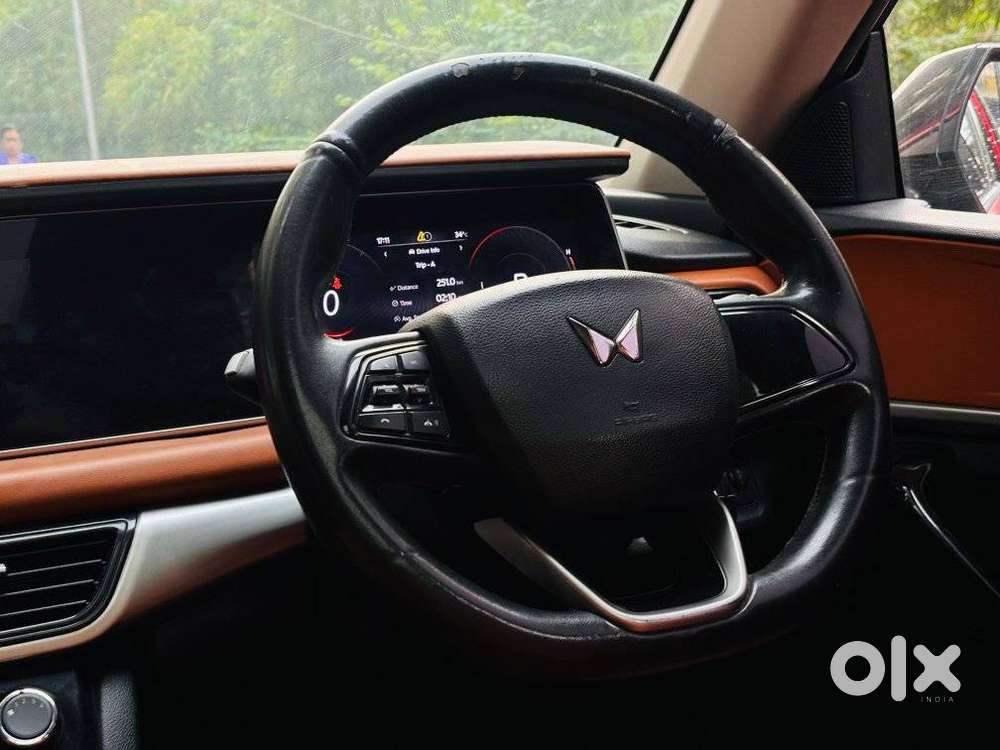 Mahindra Xuv700 2.0 Ax 5 Petrol At Str, 2022, Petrol
