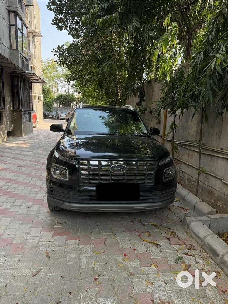 Hyundai Venue 2022 Petrol 25000 Km Driven