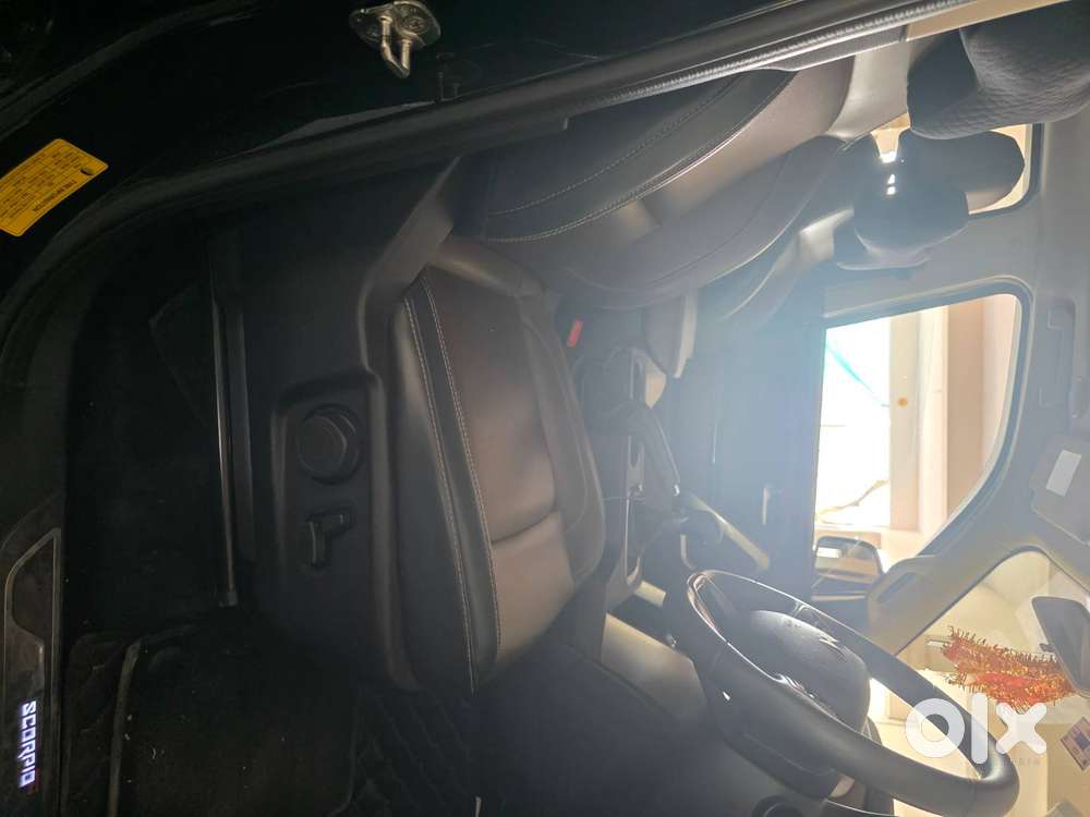 2022 Scorpio-n Z8 Petrol At  Black  Single Owner  Non-accident