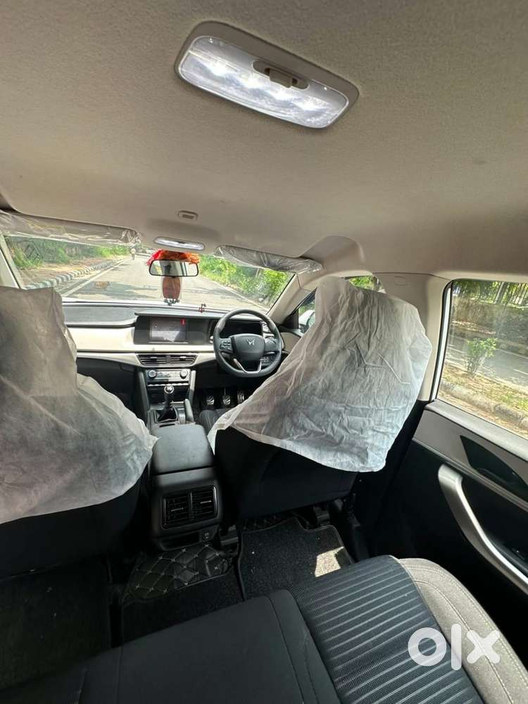 Mahindra Xuv700 2.0 Mx Petrol Mt 5 Str, 2022, Petrol