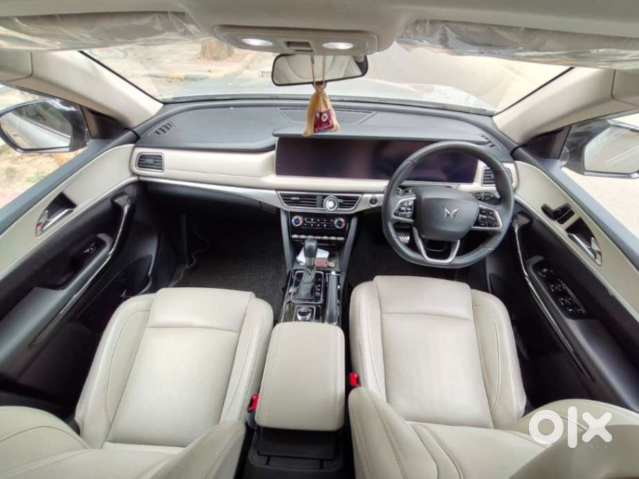 Mahindra Xuv700 2.0 Ax 7 Petrol Mt Str, 2023, Petrol