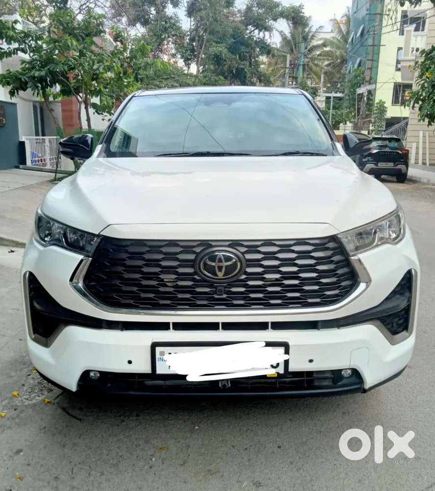 Toyota Innova Hycross 2025