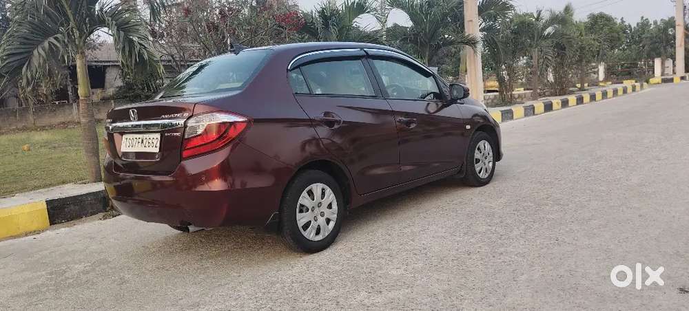 Honda Amaze 2017 Petrol Well Maintained. Showroom Maintaince.