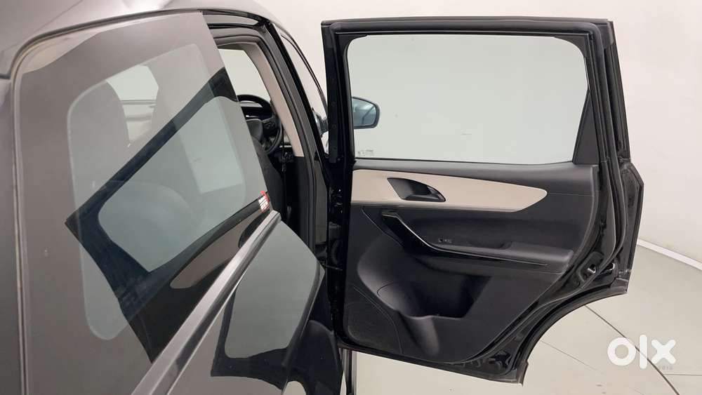 Mahindra Xuv700 2.0 Ax 5 Petrol Mt 7 Str, 2025, Petrol