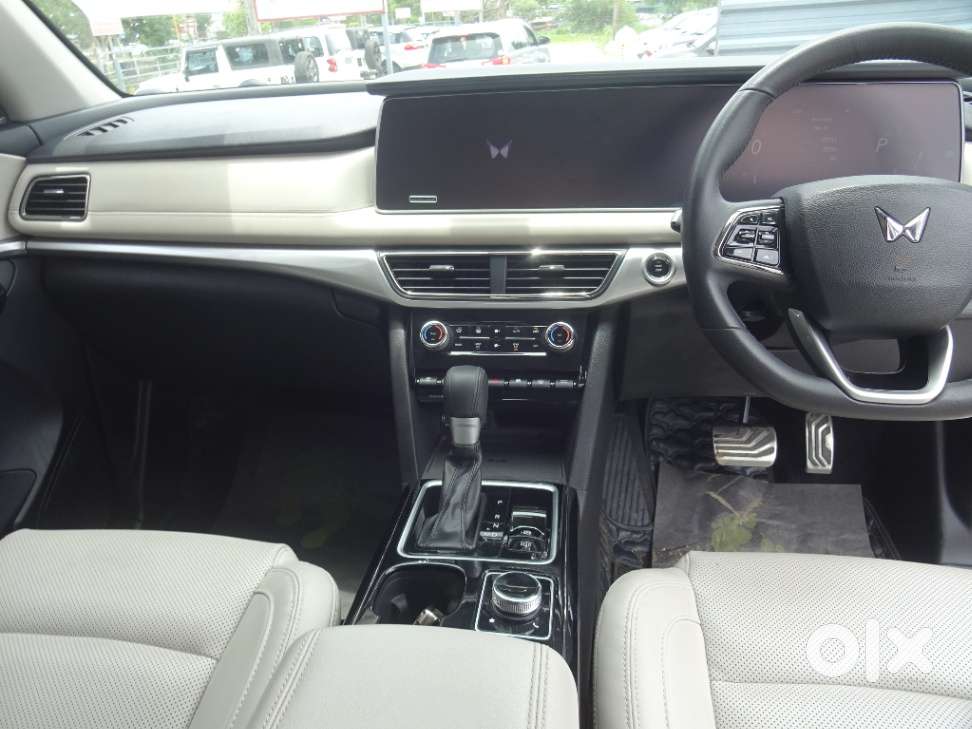 Mahindra Xuv700 2.2 Ax 7 Diesel At Luxury Pack Str Awd, 2025, Diesel
