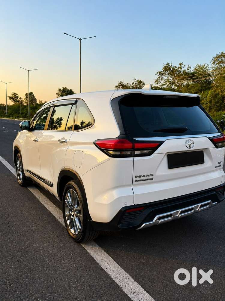 Toyota Innova Hycross 2025 16000 Km Driven