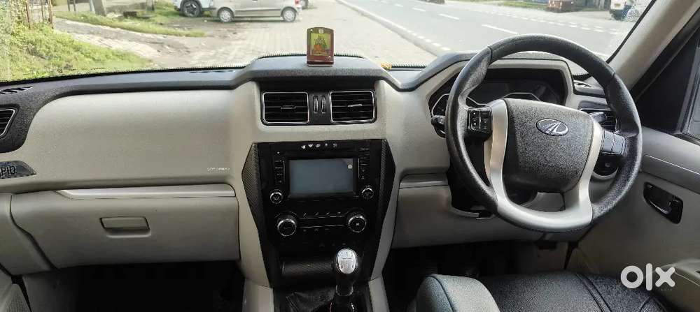 Mahindra Scorpio S10 2016