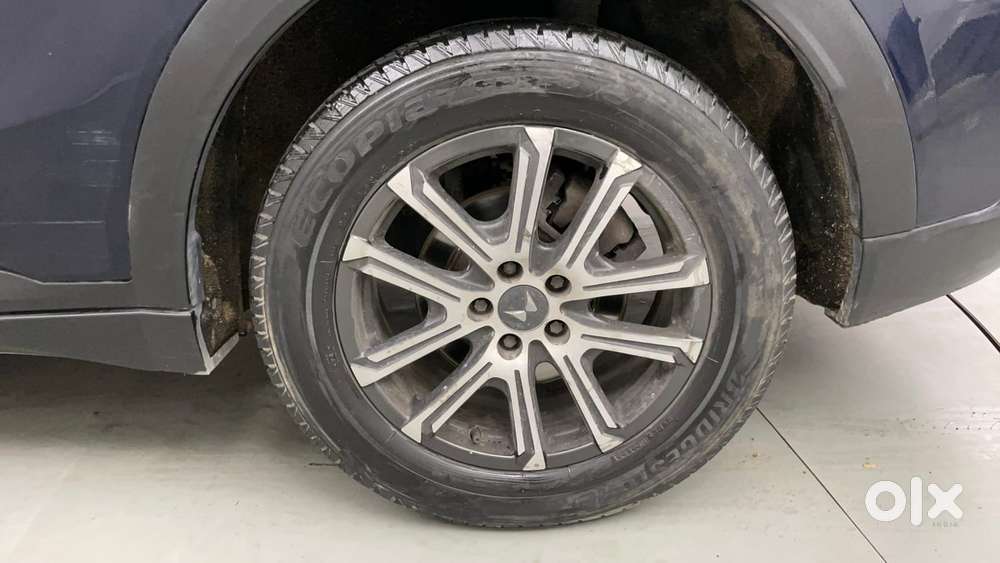 Mahindra Xuv700 2.0 Ax 7 Petrol Mt Str, 2022, Petrol