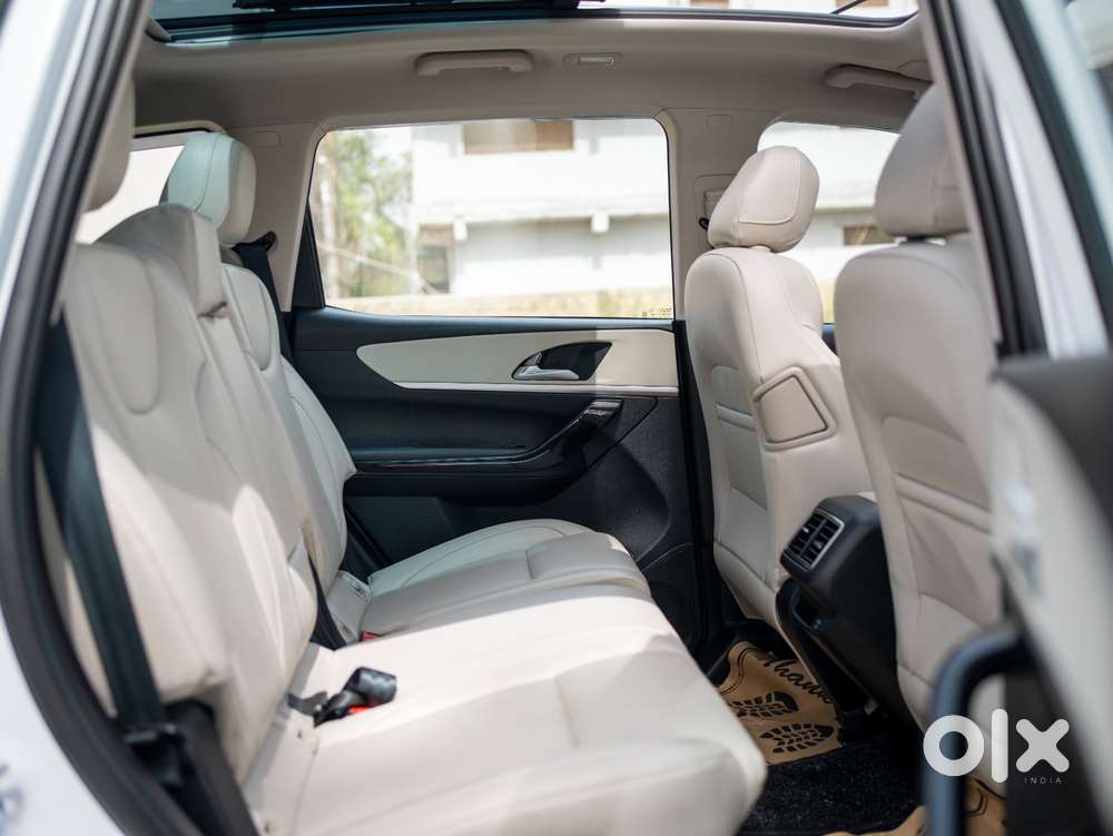 Mahindra Xuv700 2.0 Ax 5 Petrol At Str, 2024, Petrol