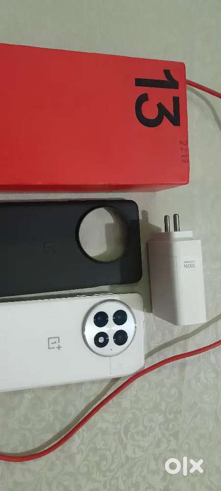 ONEPLUS 13 IN WHITE COLOR 12/256 IN NEW CONDITION