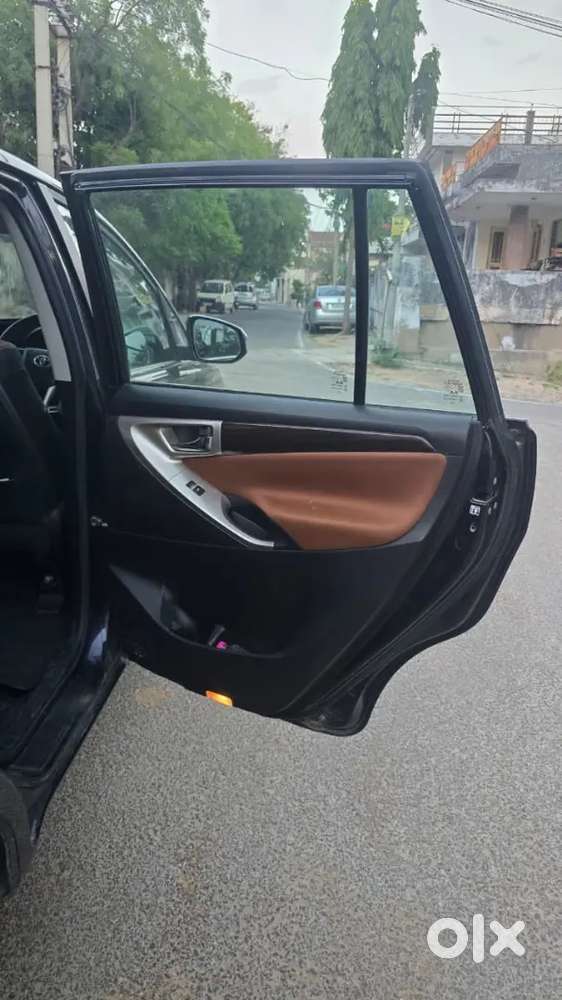Innova Crysta Captain Seat 2.4 Z (at)