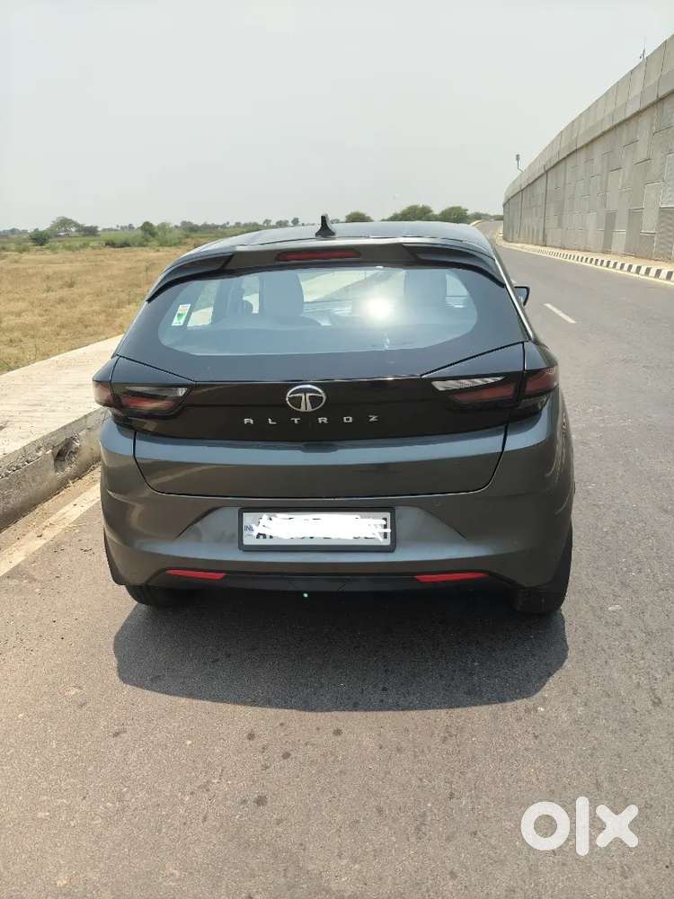 Tata Altroz Sunroof Available
