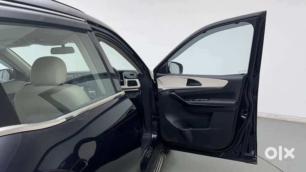 Mahindra Xuv700 2.0 Ax 5 Petrol At Str, 2024, Petrol